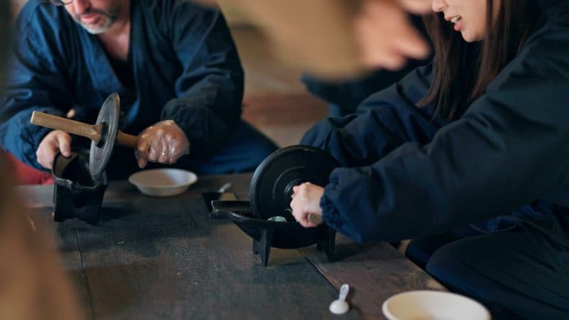 忍者の知恵を学ぶ薬草散策とオリジナル薬草茶作り